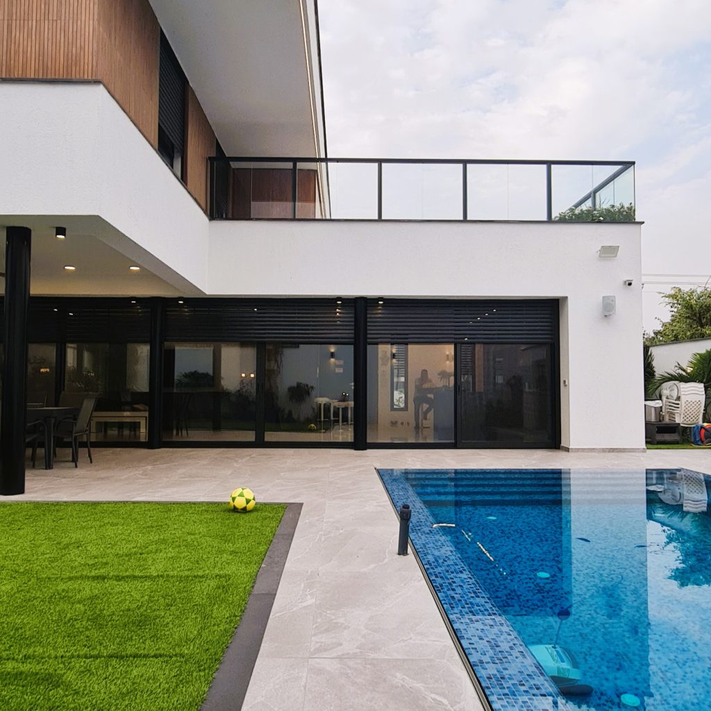 תכנון בית עם בריכה - כך תשלבו יוקרה, פונקציונליות וחוויית מגורים מושלמת