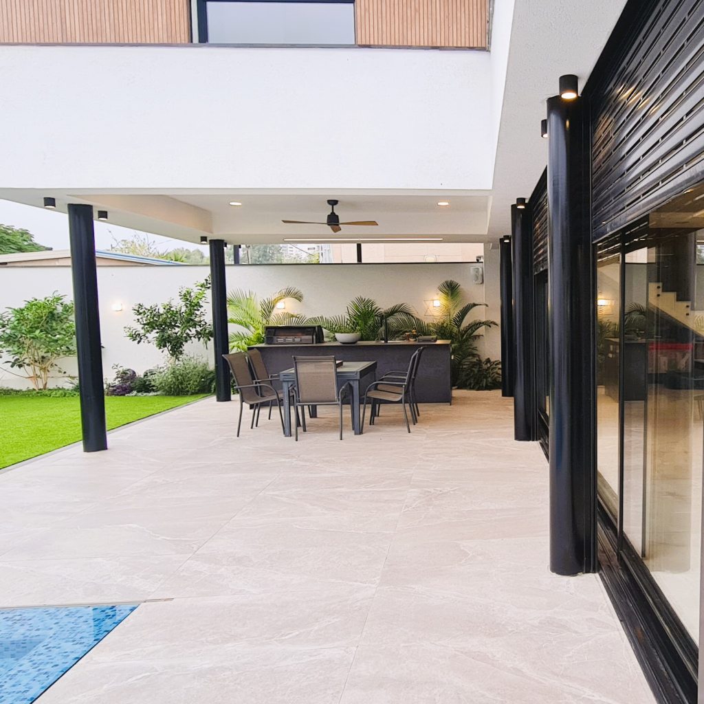 תכנון בית עם בריכה - כך תשלבו יוקרה, פונקציונליות וחוויית מגורים מושלמת